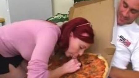 Die superheiße MILF Nessa