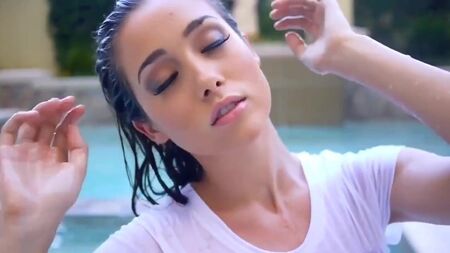 Victoria Moore – Sexy im Pool