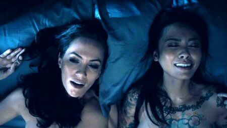 Nacktszenen mit Kate Siegel, Levy Tran und Victoria Pedretti