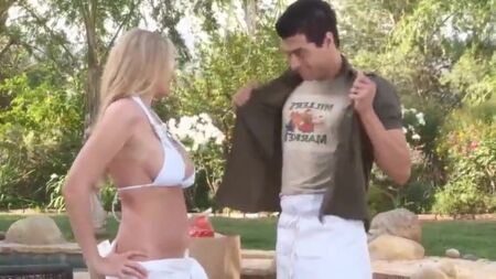 Julia Ann White: Bikini-Pool-Fick mit Xander Corvus