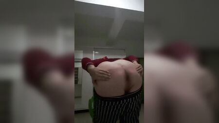 Eine Frau mit Turban zeigt ihren Hintern