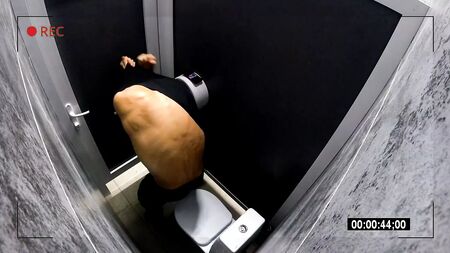 Kamera in einer öffentlichen Herrentoilette. Spannen