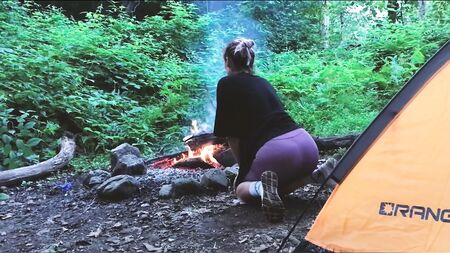 Echter Sex im Wald. Hab eine Touristin im Zelt gevögelt