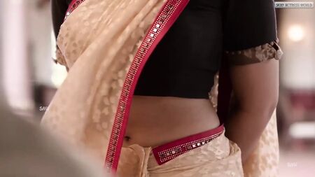 Ammu Abiramis sexy Bauchnabel
