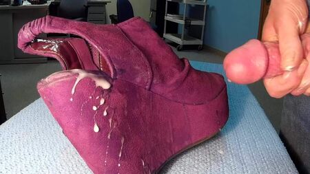 Shellys lila Keilabsatzschuhe mit Kordeln und Perlen