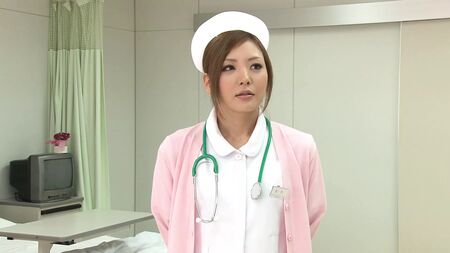 Heiße japanische Krankenschwester wird am Krankenhausbett von einem geilen Patienten durchgenommen!