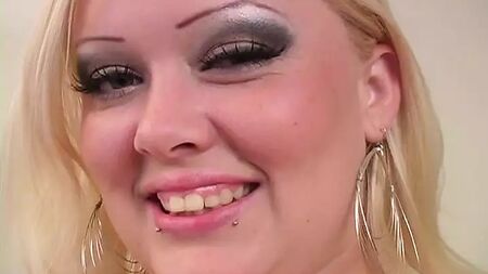 Die mollige Prinzessin will hart gefickt werden