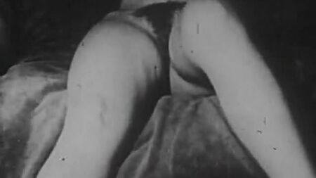 Zwei nackte Frauen verwöhnen sich gegenseitig (Vintage aus den 1930er Jahren)