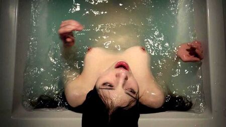 India Eisley in verschiedenen Nackt- und Sexszenen