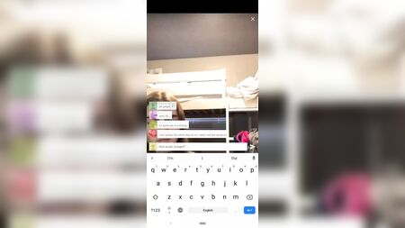 Drei Mädchen zeigen sich nackt