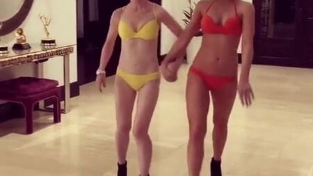 Kate Beckinsale & Kathy Griffin auf dem Bikini-Laufsteg