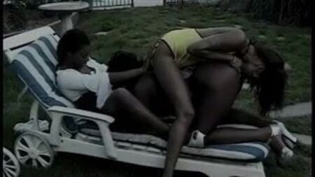 Video: Schwarze Frauen praktizieren Oralsex miteinander