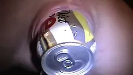 Dehnte, gepiercte Muschi mit einer Coladose darin – Körperpiercings