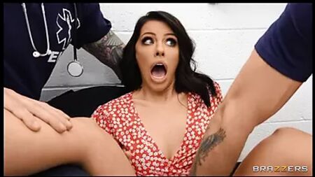 Adriana Chechik – Notfall-Squirt. Das komplette Video auf MyPornMate