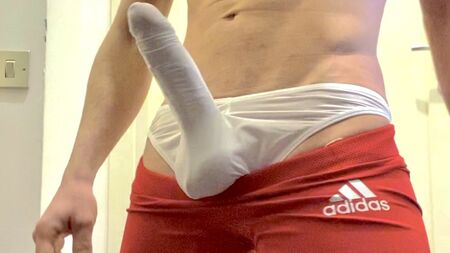 Rote Adidas-Shorts und ein seidig glänzender String