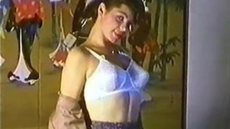 ICH SCHEINE DICH EINFACH NICHT FÜR MICH GEWINNEN ZU KÖNNEN – Vintage-Striptease-Musikvideo