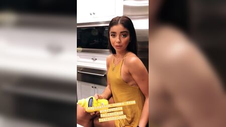Sarah Hyland mit durchscheinenden Brustwarzen in einem kurzen gelben Kleid