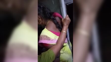 Eine heiße tamilische Tante sitzt im Bus