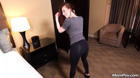 Die 45-jährige Yoga-MILF Amelia zieht sich aus