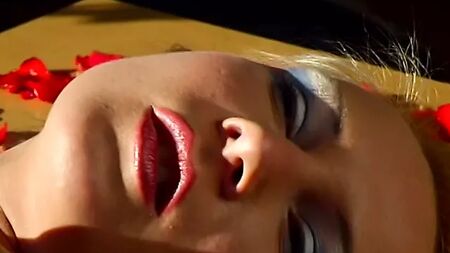 Blondine mit blauem Augen-Make-up wird hart gefickt