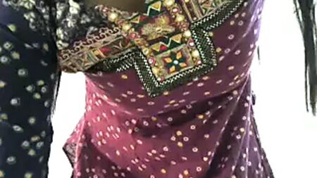 Amateur-Mädchen aus Indien zeigt sich nackt vor der Webcam