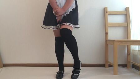 Süße japanische Dienstmagd macht sich in die Hose