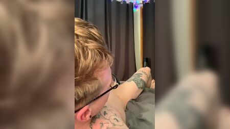 Großer Schwanz und Eier. Wichsen. Großer Cumshot