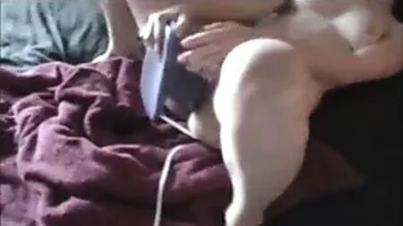 Sonya bindet den Xar-Dildo fest