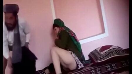Reife und üppige Mutter beim Sex – verheiratete Frau mit Kopftuch – Sex innerhalb der Familie