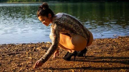 4K – String-Bodysuit am Strand