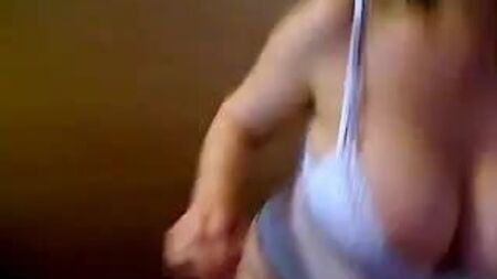 Webcam-Stripperin mit großem Busen tanzt