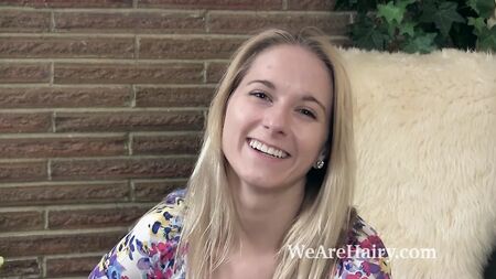 Naomi zieht sich während eines Interviews nackt aus