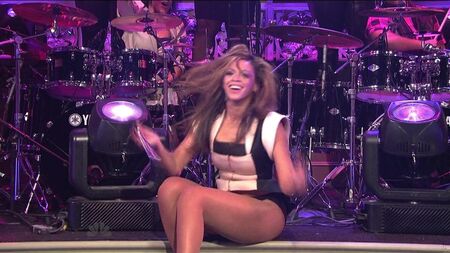 Beyoncé – Single Ladies (Put a Ring on It) SNL Live 2008