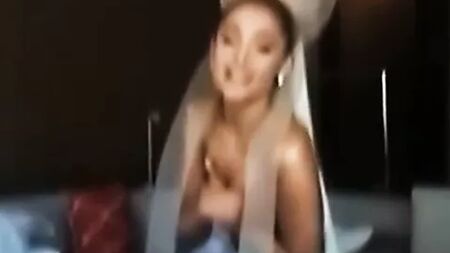 Ariana Grande hält sich hinter den Kulissen oben ohne die Brüste