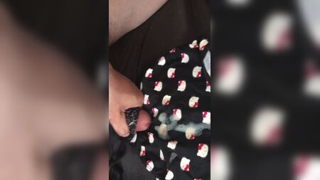 Im Bikini, mit Sperma auf dem Hello-Kitty-Bikini