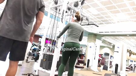 Sexy Fitness-Workout in engen Leggings