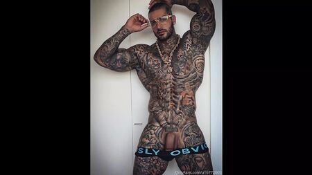 Heißer Muskelprotz mit Tattoo und großem Schwanz: Leon Yaki (Yaki Boy)