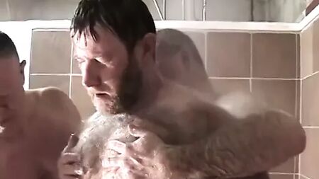 Auf der Suche nach Abenteuern... Bären-Papa geht in die Dusche im Fitnessstudio