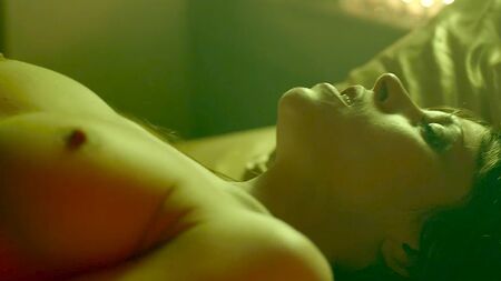 Ashley C. Williams und Tahyna Tozzi in einer Nacktszene in „Julia“
