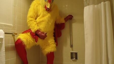 Hühnerkostüm aus Spandex und Gummi beim Masturbieren
