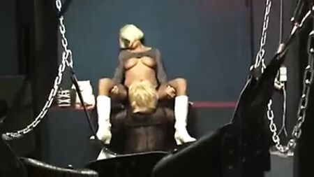 Ein Paar trifft in einem Pornokino einen Crossdresser