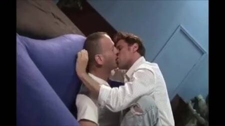 Ein gutbestückter Stiefvater fickt einen Twink ohne Kondom in einer Jeans, die am Hintern aufgerissen ist