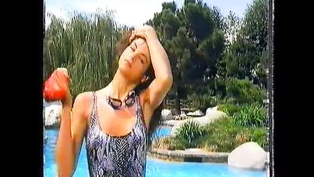 Kirstie Alley im Badeanzug und oben ohne