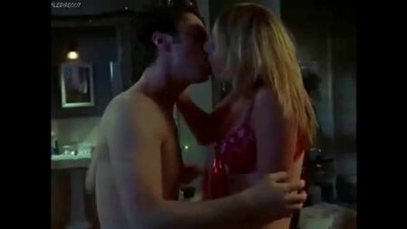 Sarah Chalke in einer Liebesszene aus „Scrubs“