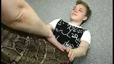 MILF zwingt Jungen, ihre Muschi zu lecken