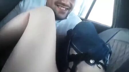Ein aserbaidschanischer Junge lutscht einen Schwanz