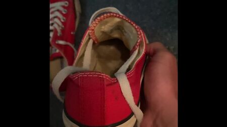 Spritz in den roten Converse-Sneaker meiner Schwester – ich liebe es, das auf Instagram zu posten