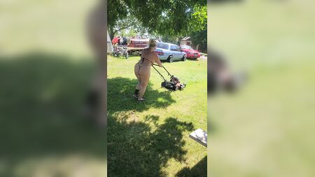 Als ich nach Hause kam, sah ich meine Frau im String-Bikini Rasen mähen, wobei ihr Hintern und ihre Oberschenkel bei jedem Schritt wackelten