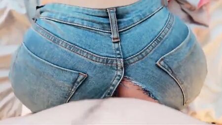 Schöner Arsch, knackiger Arsch, gefickt in zerrissenen Jeans