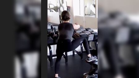 Alison Brie wackelt im Fitnessstudio mit dem Hintern